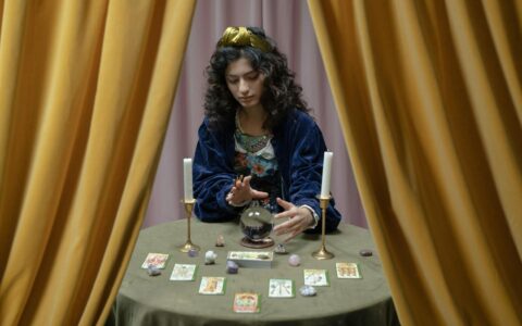 Tử Vi Tướng Số: Giải Mã Bản Thân Và Vận Mệnh Từ Góc Nhìn Truyền Thống